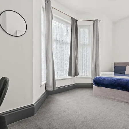 Modern Cozy Apartment *